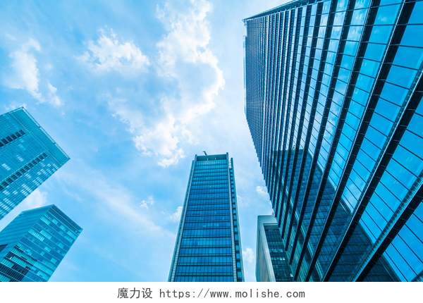 仰视蓝天白云下的城市建筑高楼大厦美丽的建筑商务办公大楼, 窗户玻璃图案在摩天大楼城市